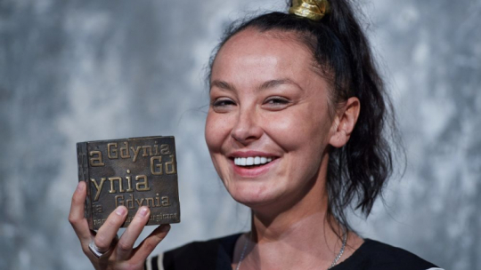 Gdynia, 26.09.2021. Lauretaka 14. Gdyńskiej Nagrody Dramaturgicznej - dramaturg i dramatopisarka Jolanta Janiczak nagrodzona za sztukę „I tak nikt mi nie uwierzy”, podczas gali w Gdyni. Fot. PAP/A. Warżawa