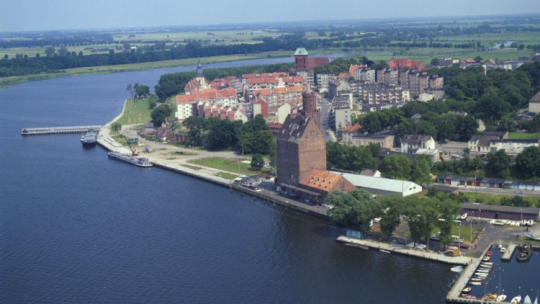 Kamień Pomorski z lotu ptaka: centralnie gotycka Wieża Piastowska i Brama Wolińska z XIV w., w głębi wieża katedry pw. św. Jana Chrzciciela. Fot. PAP/I. Sobieszczuk, L. Wróblewski