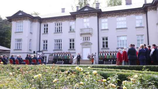 Prezydent Andrzej Duda (C) podczas uroczystego otwarcia Centrum Folkloru Polskiego „Karolin” w Otrębusach. Fot. PAP/L. Szymański