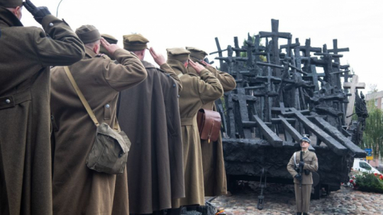 Warszawa, 19.09.2021. Uczestnicy XIV Katyńskiego Marszu Cieni przed pomnikiem Poległym i Pomordowanym na Wschodzie w Warszawie, 19 bm. Wydarzenie upamiętnia ok. 22 tys. polskich obywateli, którzy wiosną 1940 r. zostali zamordowani przez NKWD w Katyniu i innych miejscach kaźni na Wschodzie. Fot. PAP/A. Lange 