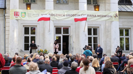 Wicepremier, minister kultury, dziedzictwa narodowego i sportu Piotr Gliński (L) podczas podpisania listu intencyjnego o współprowadzeniu nowo utworzonego Muzeum Cypriana Norwida w Dębinkach. Fot. PAP/L. Szymański