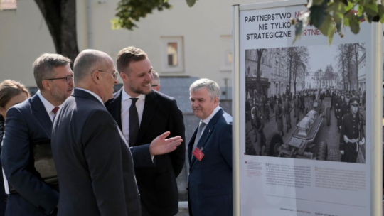  Wilno, Litwa, 06.09.2021. Minister spraw zagranicznych Polski Zbigniew Rau (2L) i minister spraw zagranicznych Litwy Gabrielius Landsbergis (3L) podczas otwarcia wystawy pt. „Polska i Litwa – razem w imię wolności” w Wilnie, 6 bm. Wizyta szefa polskiej dyplomacji w Republice Litewskiej przypada w 30. rocznicę odnowienia stosunków dyplomatycznych między oboma krajami. Fot. PAP/M. Marek