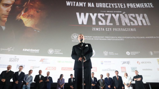  Warszawa, 12.09.2021. Reżyser filmu Tadeusz Syka (C) podczas uroczystej premiery filmu "Wyszyński – zemsta czy przebaczenie", 12 bm. w Multikinie Złote Tarasy w Warszawie. Film jest oficjalną produkcją uroczystości beatyfikacyjnych kard. Wyszyńskiego oraz matki Róży Czackiej. Obraz opowiada o wojennych losach księdza porucznika Stefana Wyszyńskiego – przyszłego Prymasa Polski. Fot. PAP/T. Gzell 