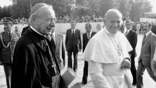 Kraków 10.06.1979. I pielgrzymka papieża Jana Pawła II do Polski. Nz. pożegnanie Ojca Świętego na lotnisku Balice, z lewej arcybiskup metropolita gnieźnieński i warszawski, prymas Polski kard. Stefan Wyszyński. Fot. PAP/J. Morek