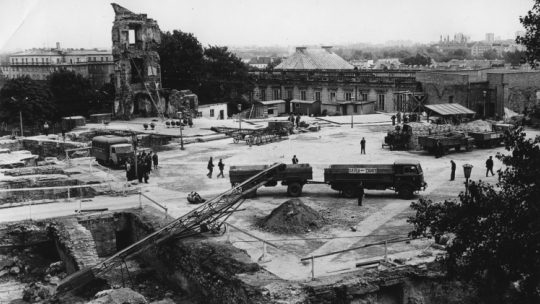 Warszawa 1971. Odbudowa Zamku Królewskiego. Rozładunek cegły. W głębi: z lewej fragment ściany z oknem od mieszkania Stefana Żeromskiego, jedyna pozostałość powojenna Zamku, z prawej Pałac Pod Blachą. Fot. PAP/M. Szyperko