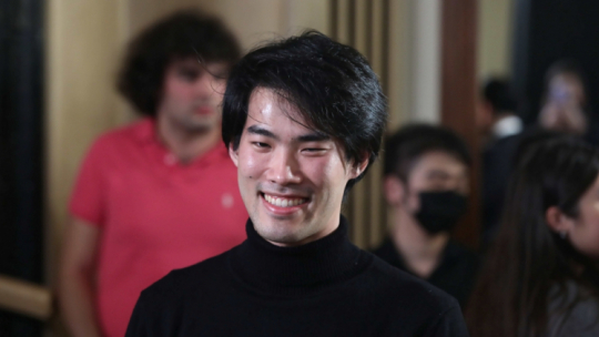Warszawa, 21.10.2021. Laureat XVIII Konkursu Chopinowskiego kanadyjski pianista Bruce (Xiaoyu) Liu podczas ogłoszenia wyników, w Filharmonii Narodowej. Fot. PAP/W. Olkuśnik