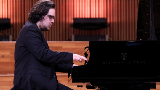 Warszawa, 07.10.2021. Polski pianista Jakub Kuszlik podczas I etapu Konkursu Chopinowskiego w sali koncertowej Filharmonii Narodowej. Fot. PAP/L. Szymański
