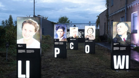 Augustów, 13.10.2021. Uroczystość otwarcia wystawy "Lipcowi. Twarze ofiar Obławy Augustowskiej", która inauguruje działalność Instytutu Pileckiego w Augustowie. Fot. PAP/A. Reszko