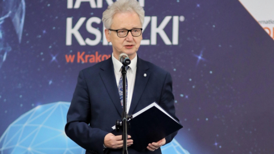 Kraków, 14.10.2021. Rektor Uniwersytetu Jagiellońskiego prof. dr hab. Jacek Popiel podczas otwarcia 24. Międzynarodowych Targów Książki w Krakowie, 14 bm. w Międzynarodowym Centrum Targowo-Kongresowym EXPO Kraków. Jest to cykliczna, dedykowana branży wydawniczo-księgarskiej impreza, promująca czytelnictwo, organizowana od 1997 r. Fot. PAP/Art Service