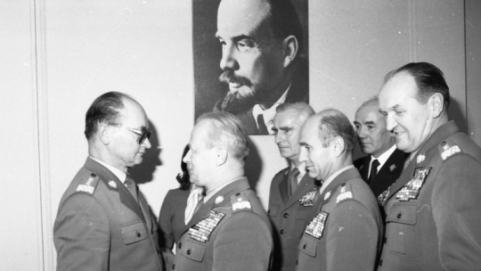 Warszawa 18.10.1981. Gen. Wojciech Jaruzelski (L), powołany właśnie na stanowisko I sekretarza Komitetu Centralnego Polskiej Zjednoczonej Partii Robotniczej, odbiera gratulacje od przedstawicieli Ludowego Wojska Polskiego. Fot. PAP/C. Langda