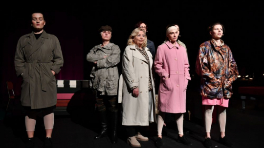 Aktorki: Aleksandra Chapko (P), Beata Śliwińska (2P), Jolanta Zalewska (2L) i Bożena Baranowska (3L) podczas próby generalnej spektaklu „Białe małżeństwo” Tadeusza Różewicza w Teatrze Polskim we Wrocławiu. Fot. PAP/M. Kulczyński