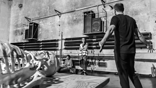 Fotografia z próby, Maciej Stobierski. Źródło: www.teatrzaglebia.pl
