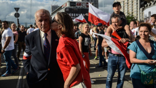Żołnierz AK, powstaniec warszawski i architekt Julian Eugeniusz Kulski pseudonim Chojnacki, Goliat (C) podczas Godziny „W” na rondzie Dmowskiego. Warszawa, 01.08.2016. Fot. PAP/J. Kamiński