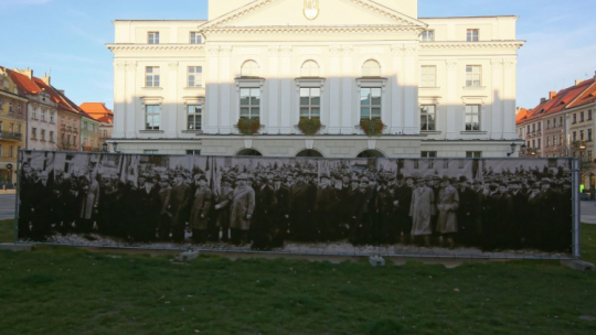 Plenerowa wystawa pt. „Patrząc” na Rynku Głównym przy ratuszu w Kaliszu. Fot. PAP/T. Wojtasik
