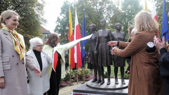 Autorka rzeźby Monika Osiecka (L), wicemarszałek Sejmu Małgorzata Kidawa-Błońska (3L) podczas odsłonięcia pomnika „Kobietom Powstania Warszawskiego” na pl. Krasińskich w Warszawie. Fot. PAP/T. Gzell