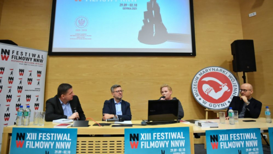 Laureat 3. edycji Konkursu Historycznego MSZ za pierwszą francuskojęzyczną monografię o 1. Dywizji Pancernej Jacques Wiącek (L), dyrektor Muzeum Historii Polski Robert Kostro (2L), dziennikarka Kinga Hałacińska (2P) oraz pracownik Biura Badań Historycznych IPN dr Michał Przeperski (P) podczas debaty „Generał Maczek i jego żołnierze. Historia-Literatura-Film” w ramach Festiwalu Niepokorni Niezłomni Wyklęci. Fot. PAP/A. Warżawa