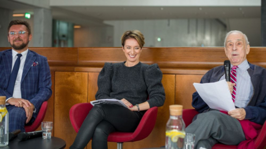 Prezydent Katowic Marcin Krupa (L), dyrektor NOSPR Ewa Bogusz Moore (C) i dyrektor artystyczny NOSPR Lawrence Foster (P) podczas konferencji prasowej nt. programu Narodowej Orkiestry Symfonicznej Polskiego Radia na najbliższe miesiące. Katowice, 07.10.2021. Fot. PAP/A. Grygiel