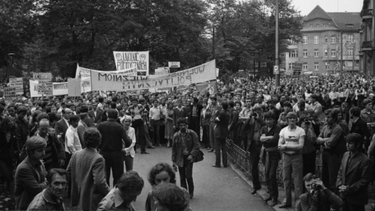 Niezależne Zrzeszenie Studentów oraz „Solidarność” zorganizowały marsz protestacyjny przeciwko przetrzymywaniu więźniów politycznych. Katowice, 25.05.1981. Fot. PAP/CAF/S. Jakubowski