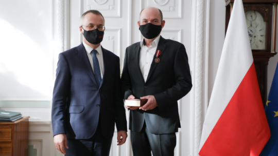 Konrad Mielnik uhonorowany Brązowym Medalem „Zasłużony Kulturze Gloria Artis”. Źródło: MKDNiS/Fot. D. Matloch