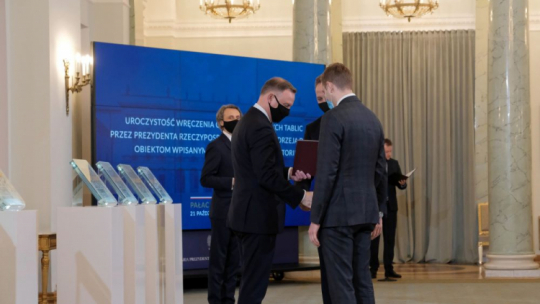 Prezydent RP Andrzej Duda (2L) podczas uroczystości wręczenia okolicznościowych tablic gospodarzom obiektów wpisanych na listę Pomników Historii w Pałacu Prezydenckim. Warszawa, 21.10.2021. Fot. PAP/M. Marek