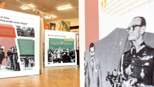 Gdańsk, 27.10.2021. Wernisaż wystawy „Kim jesteśmy i dokąd dążymy. 40 rocznica I Krajowego Zjazdu Delegatów NSZZ +Solidarność+”, w historycznej Sali BHP w Gdańsku. Fot. PAP/J. Dzban