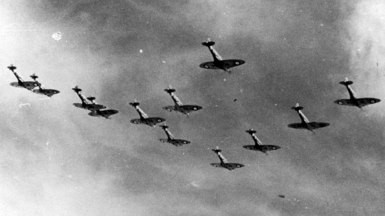 Samoloty myśliwskie Spitfire Polskich Sił Powietrznych podczas lotu w szyku bojowym. Fot. NAC