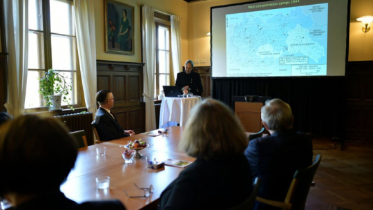 Lund, Szwecja, 12.10.2021. Wicepremier, minister kultury, dziedzictwa narodowego i sportu Piotr Gliński (P) podczas wizyty w Polskim Instytucie Źródłowym Biblioteki Uniwersyteckiej w Lund. Wicepremier Piotr Gliński jest z wizytą w Szwecji, gdzie weźmie udział w Międzynarodowym Forum na temat Holokaustu. Fot. PAP/M. Obara 