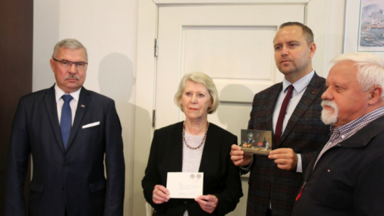 Przekazanie Instytutowi Pamięci Narodowej korespondencji więziennej do Anny Walentynowicz. Fot. Oddział IPN w Gdańsku