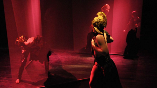 Przedstawienie pt. „Życie Snem” Teatru Wierszalin na XVI Alternatywnych Spotkaniach Teatralnych KLAMRA. Toruń, 2008 r. Fot. PAP/W. Szabelski