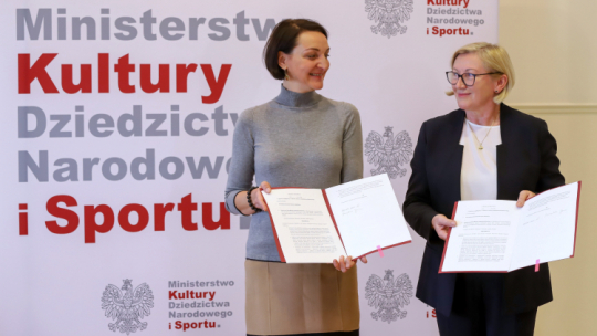Wiceminister kultury, dziedzictwa narodowego i sportu, generalny konserwator zabytków Magdalena Gawin (L) oraz dyrektor generalna Krajowego Ośrodka Wsparcia Rolnictwa Małgorzata Gośniowska-Kola (P) podczas podpisania porozumienia między Generalnym Konserwatorem Zabytków a KOWR w sprawie współpracy w zakresie ochrony dziedzictwa kulturowego. Fot. PAP/Z. Bichniewicz