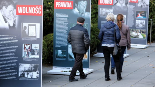 Wystawa plenerowa pt. "Dekalog księdza Jerzego" na terenie parafii św. Stanisława Kostki w Warszawie. Fot. PAP/T. Gzell