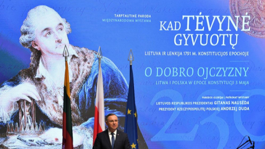 Wilno, Litwa, 19.10.2021. Prezydent RP Andrzej Duda podczas uroczystego otwarcia międzynarodowej konferencji naukowej oraz wystawy z okazji 230-lecia uchwalenia Konstytucji 3 Maja i Zaręczenia Wzajemnego Obojga Narodów „O dobro Ojczyzny, Litwa i Polska w epoce Konstytucji 3 maja”. Polska para prezydencka przebywa z oficjalną wizytą w Republice Litewskiej. Fot. PAP/R. Pietruszka