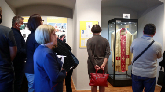 Uroczystość otwarcia nowej stałej wystawy "Uczył nas wolności. Jan Paweł II w Płocku" w ramach obchodów 30. rocznicy wizyty w tym mieście papieża Polaka w Muzeum Diecezjalnym. Fot. PAP/Sz. Łabiński