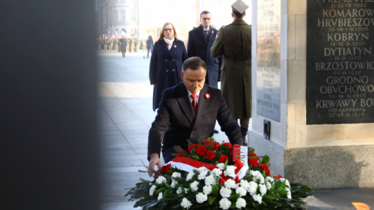 Warszawa, 11.11.2021. Prezydent RP Andrzej Duda (C) składa wieniec przed Grobem Nieznanego Żołnierza podczas uroczystości na pl. Piłsudskiego w Warszawie, 11 bm. Trwają obchody Narodowego Święta Niepodległości. Fot. PAP/R. Guz