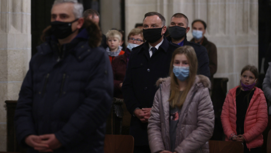 Prezydent Andrzej Duda (C) podczas mszy świętej w katedrze na Wawelu w Krakowie w Dzień Wszystkich Świętych. Fot. PAP/Ł. Gągulski 