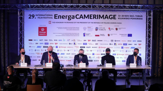 Wicepremier, minister kultury i dziedzictwa narodowego Piotr Gliński (C), animator kultury filmowej Bartosz Solarewicz (L), prezydent Torunia Michał Zaleski (2L), dyrektor Europejskiego Centrum Filmowego CAMERIMAGE Kazimierz Suwała (P) oraz prezes Fundacji Tumult Marek Żydowicz (2P). Toruń, 19.11.2021. Fot. PAP/L. Szymański