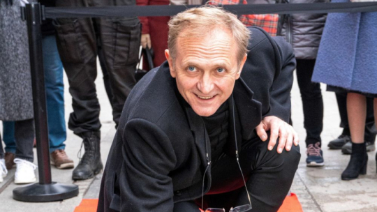 Łódź, 18.11.2021. Aktor Andrzej Chyra podczas odsłonięcia swojej gwiazdy w Łódzkiej Alei Gwiazd na ul. Piotrkowskiej. Fot. PAP/G. Michałowski