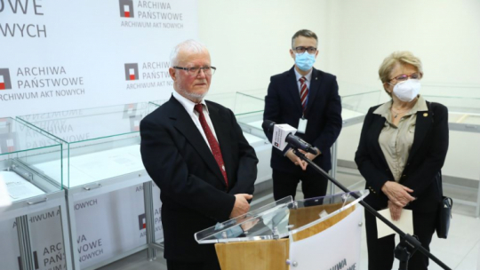 Działacz społeczny Polonii amerykańskiej Andrzej Cisek (L) z żoną Danutą (P) oraz dyrektor Archiwum Akt Nowych Mariusz Olczak (C) podczas uroczystości przekazania do zasobu AAN historycznego archiwum społecznika. Fot. PAP/R. Guz