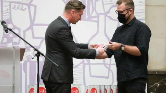 Twórca mebla „BAZA" z nagrodą "Wzór Roku dla Kultury”. Źródło: MKiDN