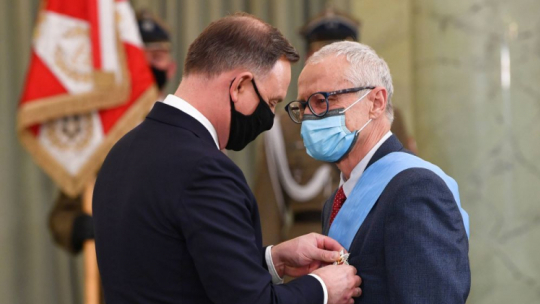 Obchody Święta Niepodległości. Prezydent RP Andrzej Duda (L) oraz odznaczony Orderem Orła Białego poeta i wydawca Jan Polkowski (P). Warszawa, 11.11.2021. Fot. PAP/R. Pietruszka