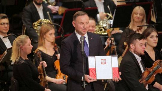 Prezydent Andrzej Duda (C) podczas koncertu jubileuszowego Orkiestry Symfonicznej Filharmonii Warmińsko-Mazurskiej im. Feliksa Nowowiejskiego z okazji 75-lecia filharmonii w Olsztynie. Fot. PAP/T. Waszczuk