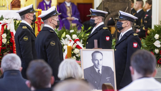 Msza pogrzebowa w intencji śp. kmdr. Adama Stanisława Rychla, mata Karola Martyńskiego i st. mar. Henryka Zająca w Kościele Garnizonowym MW pw. Matki Boskiej Częstochowskiej w Gdyni Oksywiu. Fot. PAP/P. Wittman
