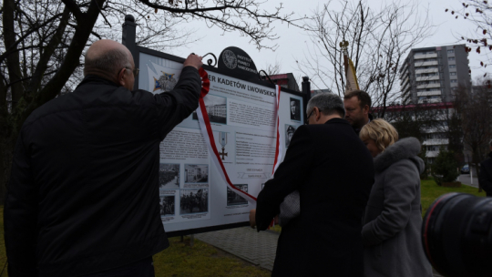 W Katowicach odsłonięto tablicę upamiętniającą kadetów – uczestników III powstania śląskiego. Źródło: IPN