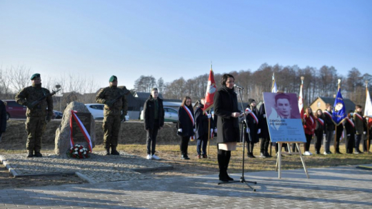 Podsekretarz stanu w Ministerstwie Kultury i Dziedzictwa Narodowego, Generalny Konserwator Zabytków Magdalena Gawin podczas uroczystości odsłonięcia tablicy upamiętniającej kolejarza Jana Maletkę na terenie byłej stacji kolejowej w Treblince. Fot. PAP/P. Piątkowski