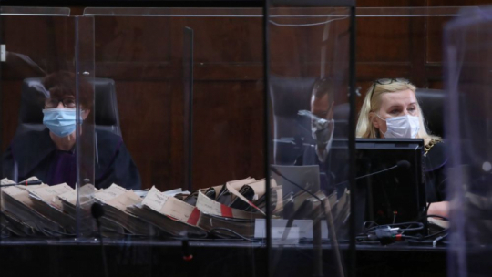 Sędzia Agnieszka Jarosz (P) w Sądzie Okręgowym w Warszawie, początek procesu trzech mężczyzn Roberta S., Marcina B. i Dariusza S. oskarżonych w sprawie zabójstwa małżeństwa Jaroszewiczów. 19.08.2020. Fot. PAP/T. Gzell 