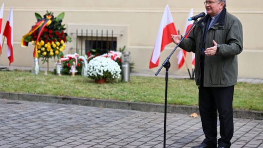 Kraków, 08.11.2021. Rektor Akademii Ignatianum ks. Józef Bremer, 8 bm. podczas uroczystości złożenia kwiatów pod znajdującą się na ścianie Willi Zofiówka w Krakowie tablicą, upamiętniającą aresztowanie przez niemieckich okupantów 25 jezuitów z kolegium krakowskiego. 8 listopada przypada 82. rocznica aresztowania. Fot. PAP/Art Service