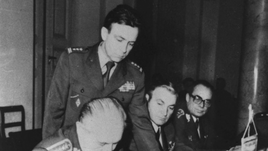 Płk Ryszard Kukliński (stoi) na posiedzeniu ministrów obrony państw stron Układu Warszawskiego. 12.1979. Fot. PAP/CAF/Reprodukcja