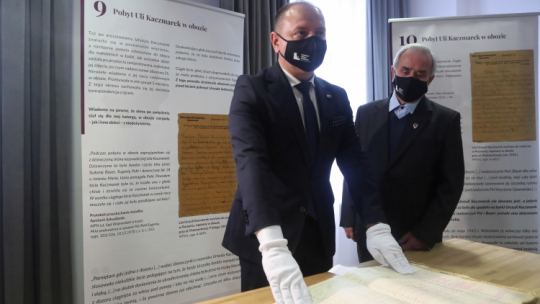 P.o. Dyrektor Muzeum Dzieci Polskich – Ofiar Totalitaryzmu dr Ireneusz Maj (L) oraz ocalały z niemieckiego obozu dla polskich dzieci przy ul. Przemysłowej Jerzy Jeżewicz (P) podczas konferencji prasowej nt. odnalezienia grobów ofiar niemieckiego obozu dla dzieci przy ulicy Przemysłowej w Łodzi. Fot. PAP/R. Zawistowski