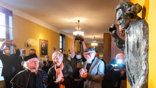 Jerzy Maksymiuk (L), jego żona i menedżerka Ewa Piasecka-Maksymiuk (C) oraz autor portretu, rzeźbiarz Jacek Kiciński (2P) podczas odsłonięcia portretu rzeźbiarskiego Jerzego Maksymiuka towarzyszącego ceremonii nadania dyrygentowi tytułu doktora honoris causa bydgoskiej Akademii Muzycznej im. Feliksa Nowowiejskiego. Fot. PAP/T. Żmijewski