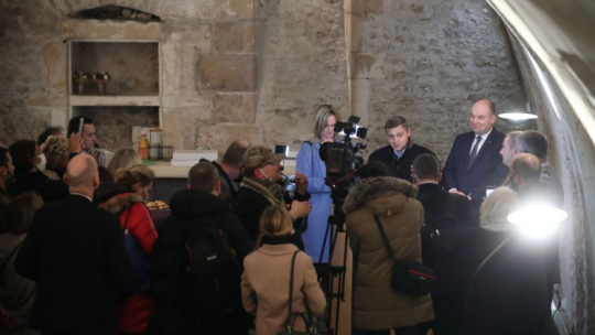 Sekretarz stanu w KPRM, pełnomocnik rządu ds. Polonii i Polaków za granicą Jan Dziedziczak (P-góra) i mer Auxerre Crescent Marault (2P-góra). Fot. PAP/L. Szymański